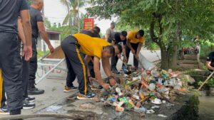 Brimob Polda Metro Jaya Gelar Bakti Sosial Kebersihan di Masjid Jami Nurul Jannah Hegarmukti