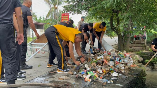 
					Brimob Polda Metro Jaya Gelar Bakti Sosial Kebersihan di Masjid Jami Nurul Jannah Hegarmukti
