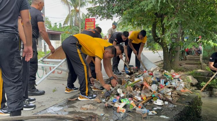 Brimob Polda Metro Jaya Gelar Bakti Sosial Kebersihan di Masjid Jami Nurul Jannah Hegarmukti