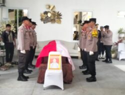 Kapolda Jatim Pimpin Upacara Pelepasan Jenazah Brigjen Pol Anumerta Ary Satriyan di Bekasi