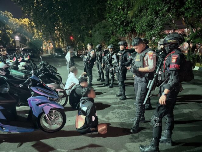 
					Patroli Gabungan Brimob–Polres Jaktim Gagalkan Tawuran dan Balap Liar Dini Hari; Celurit dan Panah Disita