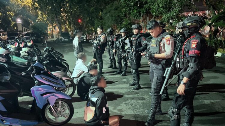 Patroli Gabungan Brimob–Polres Jaktim Gagalkan Tawuran dan Balap Liar Dini Hari; Celurit dan Panah Disita