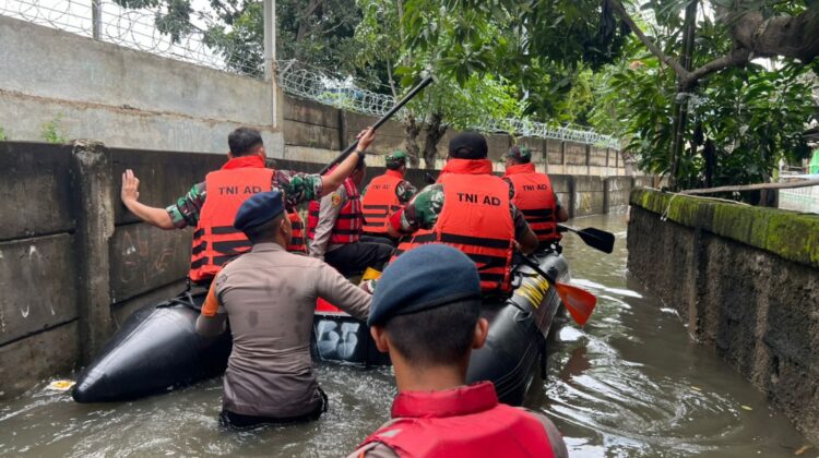 Brimob Polda Metro Jaya Evakuasi Warga Terdampak Banjir di Rawa Teratai, Jakarta Timur