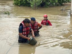 Brimob Polda Metro Jaya Sigap Evakuasi Warga Terdampak Banjir Kali Ulu Cikarang