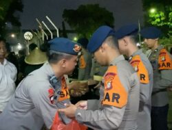 Brimob Polda Metro Jaya Gelar Dapur Lapangan untuk Warga Terdampak Banjir di Rawa Teratai, Jakarta Timur