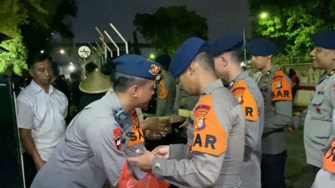 
					Brimob Polda Metro Jaya Gelar Dapur Lapangan untuk Warga Terdampak Banjir di Rawa Teratai, Jakarta Timur