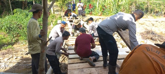 
					Polri Bersama Masyarakat Bangun Jembatan Darurat, Akses Tiga Kampung di Rusip Antara Kembali Terhubung