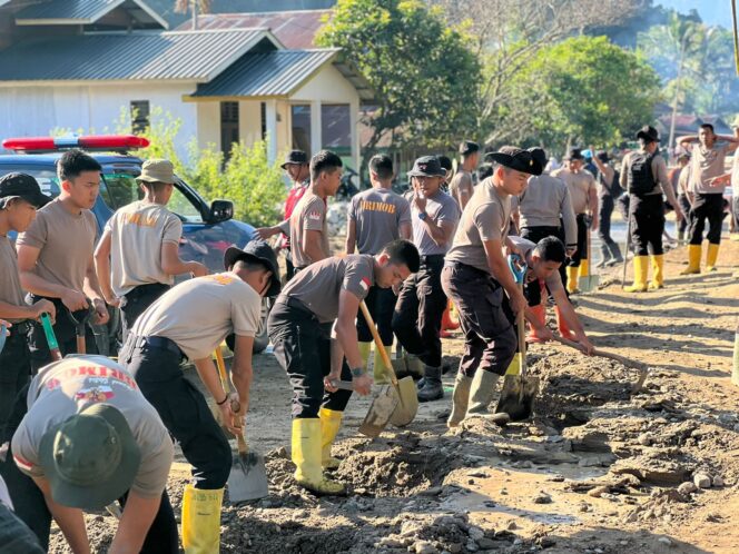 
					Polri Bersihkan Area Terdampak Banjir Bandang di Kampung Tengah Kecamatan Palembayan Agam Sumbar
