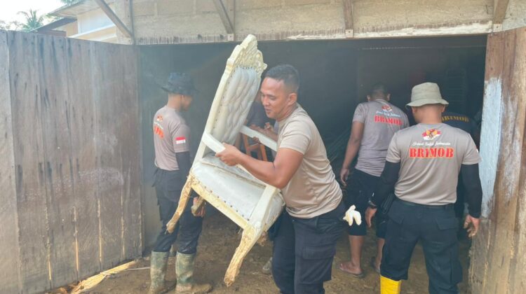 Brimob Polda Sumut Laksanakan Gotong Royong Pembersihan Rumah dan Gudang Warga Terdampak Bencana