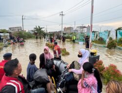 Brimob Polda Metro Jaya Terus Laksanakan Evakuasi Warga Terdampak Banjir di Perumahan The Nebraska Terrace
