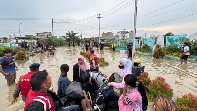 
					Brimob Polda Metro Jaya Terus Laksanakan Evakuasi Warga Terdampak Banjir di Perumahan The Nebraska Terrace