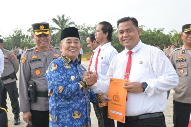 
					Polres Labusel Beri Reward Personel dan Warga Berprestasi, Wakil Bupati: Apresiasi Nyata untuk Pengabdian Tanpa Pamrih