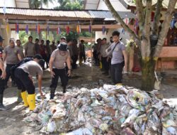 Pulihkan Sekolah Pascabanjir Bandang, Polres Bireuen Gotong Royong Bersihkan SD Negeri 11 Kutablang