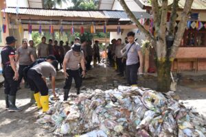 Pulihkan Sekolah Pascabanjir Bandang, Polres Bireuen Gotong Royong Bersihkan SD Negeri 11 Kutablang