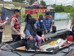 Emak-emak Hingga Nakes Naik Perahu Karet Brimob Sebrangi Banjir
