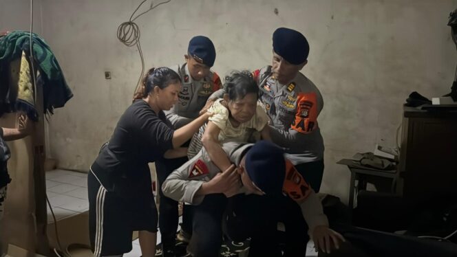 
					Banjir di Cikarang, Brimob Evakuasi Gendong Lansia