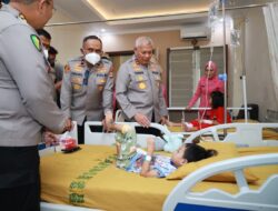Bertemu Saat Banjir Rob Sei Tabuk, Kapolda Kalsel Berikan Bantuan Biaya Pengobatan Anak Yatim Piatu Korban Laka Lantas