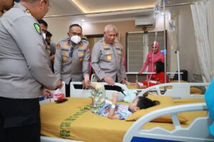 Bertemu Saat Banjir Rob Sei Tabuk, Kapolda Kalsel Berikan Bantuan Biaya Pengobatan Anak Yatim Piatu Korban Laka Lantas