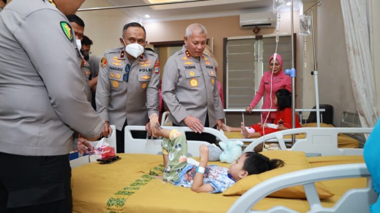 Bertemu Saat Banjir Rob Sei Tabuk, Kapolda Kalsel Berikan Bantuan Biaya Pengobatan Anak Yatim Piatu Korban Laka Lantas