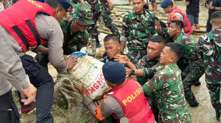 Brimob Polda Metro Jaya Gerak Cepat Perbaiki Tanggul Jebol Muara Gembong
