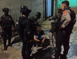 Patroli Gabungan Brimob–Polres Jaktim Sita Sejumlah Sajam, Rencana Tawuran Digagalkan