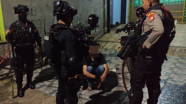 Patroli Gabungan Brimob–Polres Jaktim Sita Sejumlah Sajam, Rencana Tawuran Digagalkan