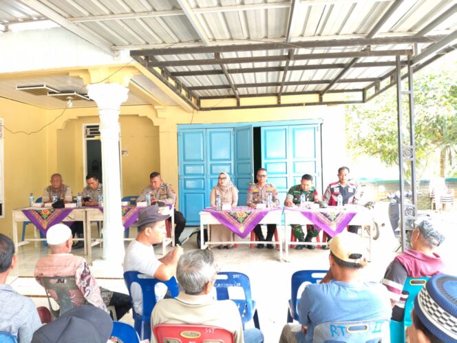 
					Kapolsek Kotapinang Ajak Warga Sisumut Aktifkan Satkamling dan Laporkan Pencurian Sawit Lewat Silaturahmi Kamtibmas