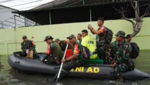 Kodim 0502/Jakarta Utara Hadir Bantu Warga Terdampak Banjir di Kapuk Muara