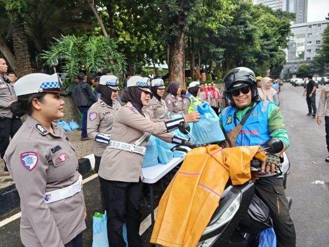
					Polda Metro Jaya Gelar Jumat Peduli, Bagikan Bantuan untuk Pengemudi Ojol