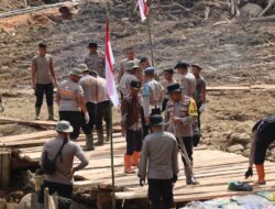 Polres Bener Meriah dan Brimob Polda Aceh Bangun Jembatan Darurat di Kampung Setie Kecamatan Timang Gajah