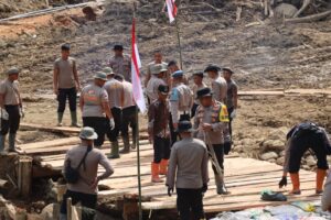 Polres Bener Meriah dan Brimob Polda Aceh Bangun Jembatan Darurat di Kampung Setie Kecamatan Timang Gajah