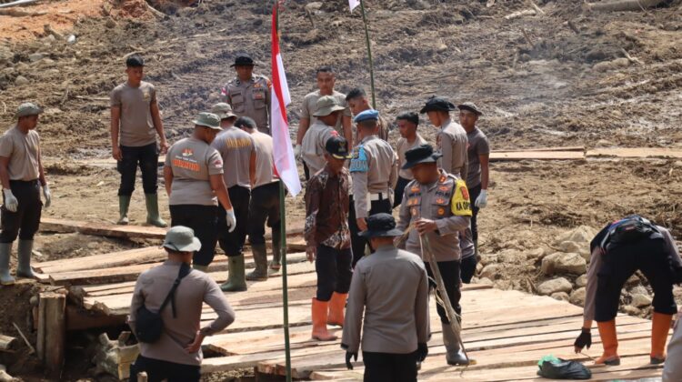 Polres Bener Meriah dan Brimob Polda Aceh Bangun Jembatan Darurat di Kampung Setie Kecamatan Timang Gajah