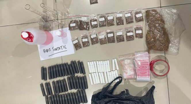 
					Polda Metro Bongkar Clandestine Lab Tembakau Sintetis, Potensi Produksi Capai Rp5 Miliar