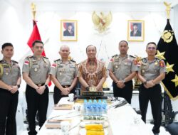 Lewat Buku, Wakapolri Titipkan Pesan Penting Pemberantasan TPPA–PPO kepada 5 Calon Atase dan Staf Teknis Polri