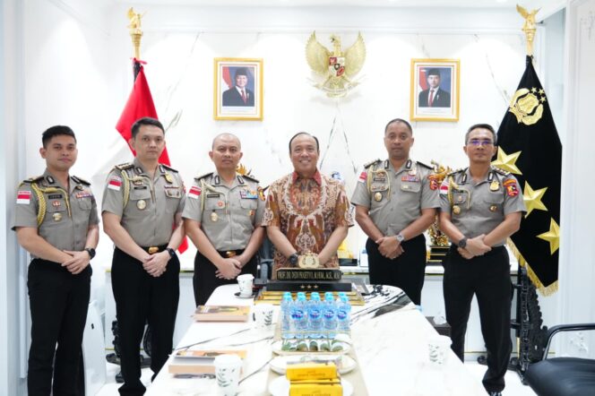 
					Lewat Buku, Wakapolri Titipkan Pesan Penting Pemberantasan TPPA–PPO kepada 5 Calon Atase dan Staf Teknis Polri