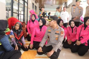 Kapolres Metro Tangerang Kota Tinjau Lokasi Pengungsian Banjir dan Dapur Umum, Salurkan Bantuan kepada Warga