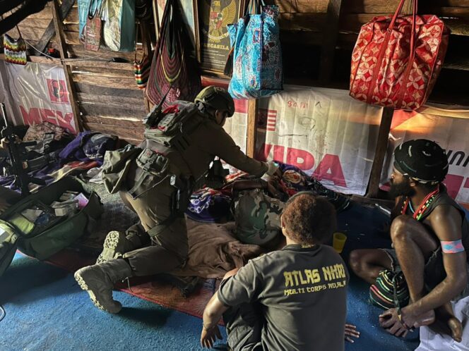 
					Respons Cepat Operasi Damai Cartenz 2026, Personel Sektor IV Evakuasi Warga Sakit di Puncak Jaya