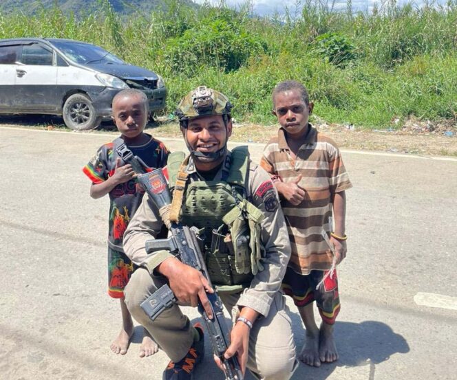 
					Personel Brimob Ops Damai Cartenz Gelar Patroli dan Sambang Humanis di Kampung Aikai