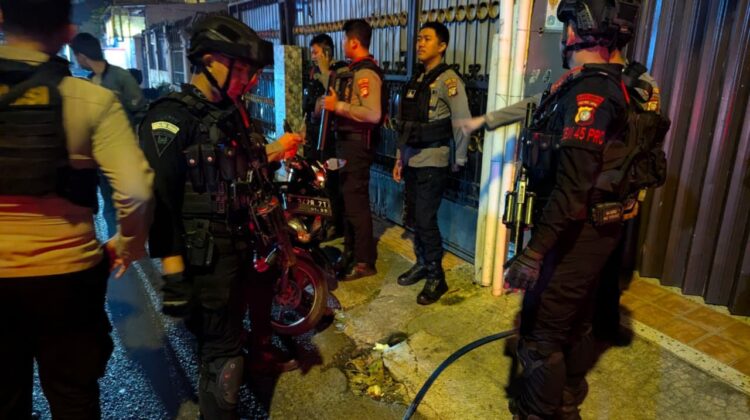 Brimob Polda Metro Jaya dan Polres Jaktim Patroli Malam, Amankan Sajam dan Cegah Tawuran