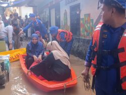 Ditpolairud Polda Metro Jaya Antar Warga Pulang di Tengah Banjir Kebon Pala