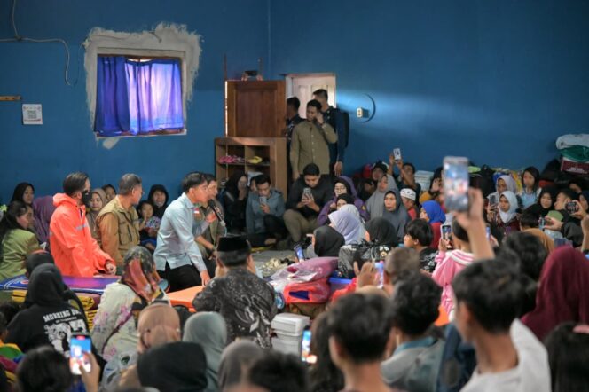 
					DEN K9 SAR DITPOLSATWA KORSABHARA BAHARKAM POLRI PERKUAT PENANGANAN BENCANA LONGSOR DI PASIRLANGU