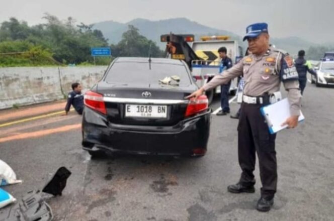 
					Kecelakaan di Tol Cisumdawu, 3 Orang Tewas dan Truk Fuso Terbalik