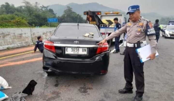 Kecelakaan di Tol Cisumdawu, 3 Orang Tewas dan Truk Fuso Terbalik