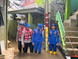 Tim SAR Ditpolairud Polda Metro Jaya Bersihkan Rumah dan Mushola Terdampak Banjir di Kebon Pala