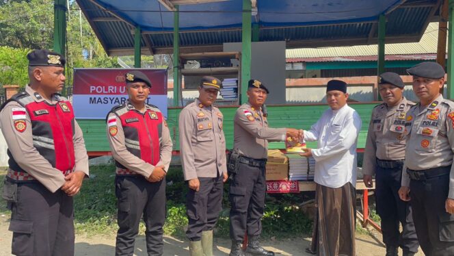 
					Polri Salurkan Bantuan Al-Qur’an kepada Pesantren Terdampak Banjir