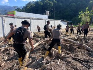 Pulihkan Pasca-Banjir Bandang, Tim SAR Resimen II Pasukan Pelopor Bersihkan Sungai di Agam