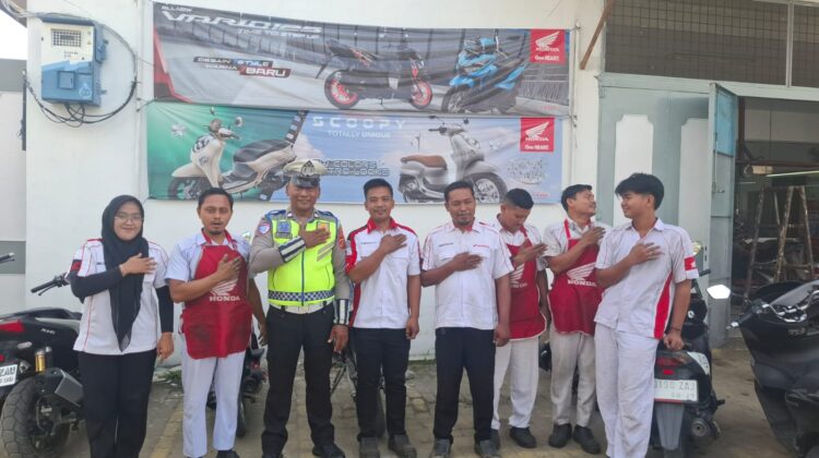 Polantas Menyapa di Cikampak, Unit Lantas Polsek Torgamba Ajak Karyawan Tertib Berlalu Lintas