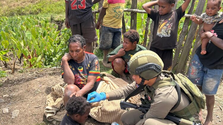 Sentuh Hati Warga, Satgas Damai Cartenz 2026 Gelar Patroli dan Pengobatan Keliling di Sinak