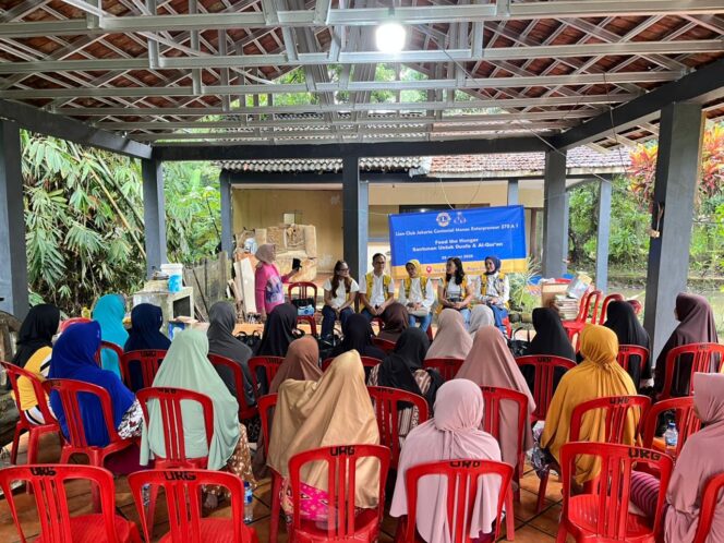 
					Lions Monas Entrepreneur Enterpreneur 307-A1:Bagikan Sembako & Kitab Suci