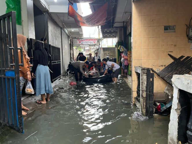 
					Siaga Kemanusiaan, Gegana Brimob Metro Jaya Evakuasi Warga Terdampak Banjir di Jakbar